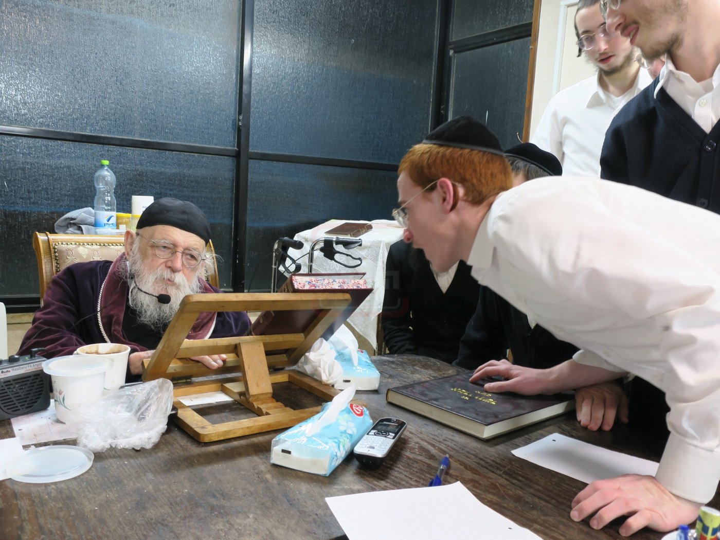 הגר"מ גריינמן במסירת שיעור אחר השחרור