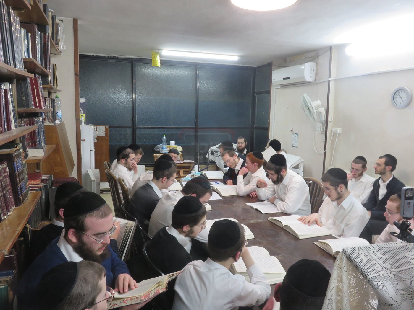 הגר"מ גריינמן במסירת שיעור אחר השחרור