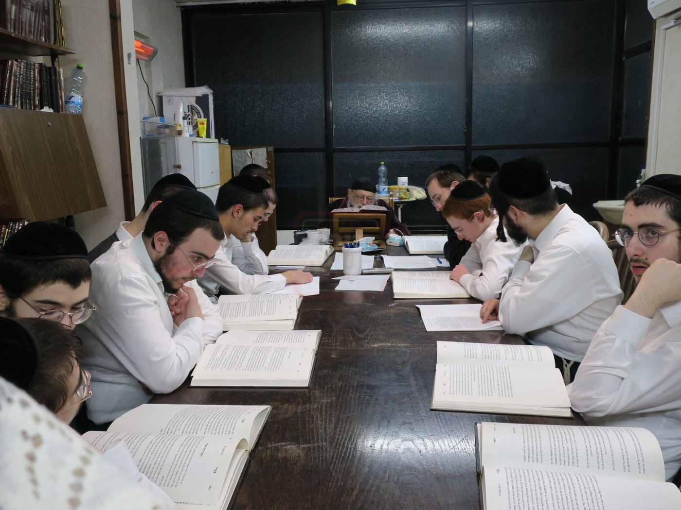 הגר"מ גריינמן במסירת שיעור אחר השחרור