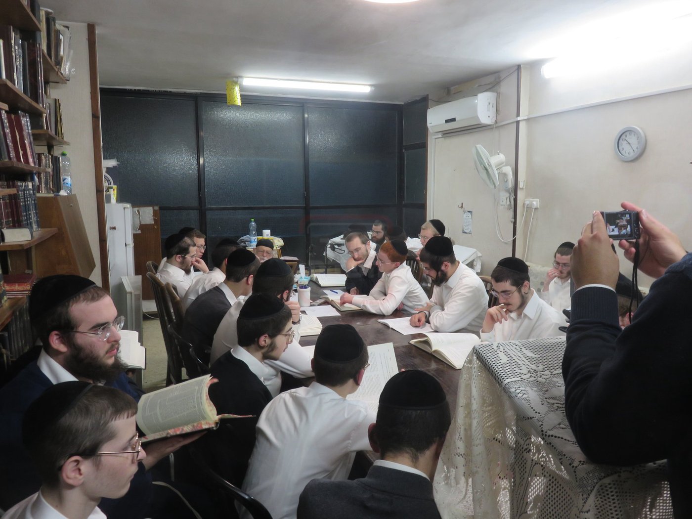 הגר"מ גריינמן במסירת שיעור אחר השחרור