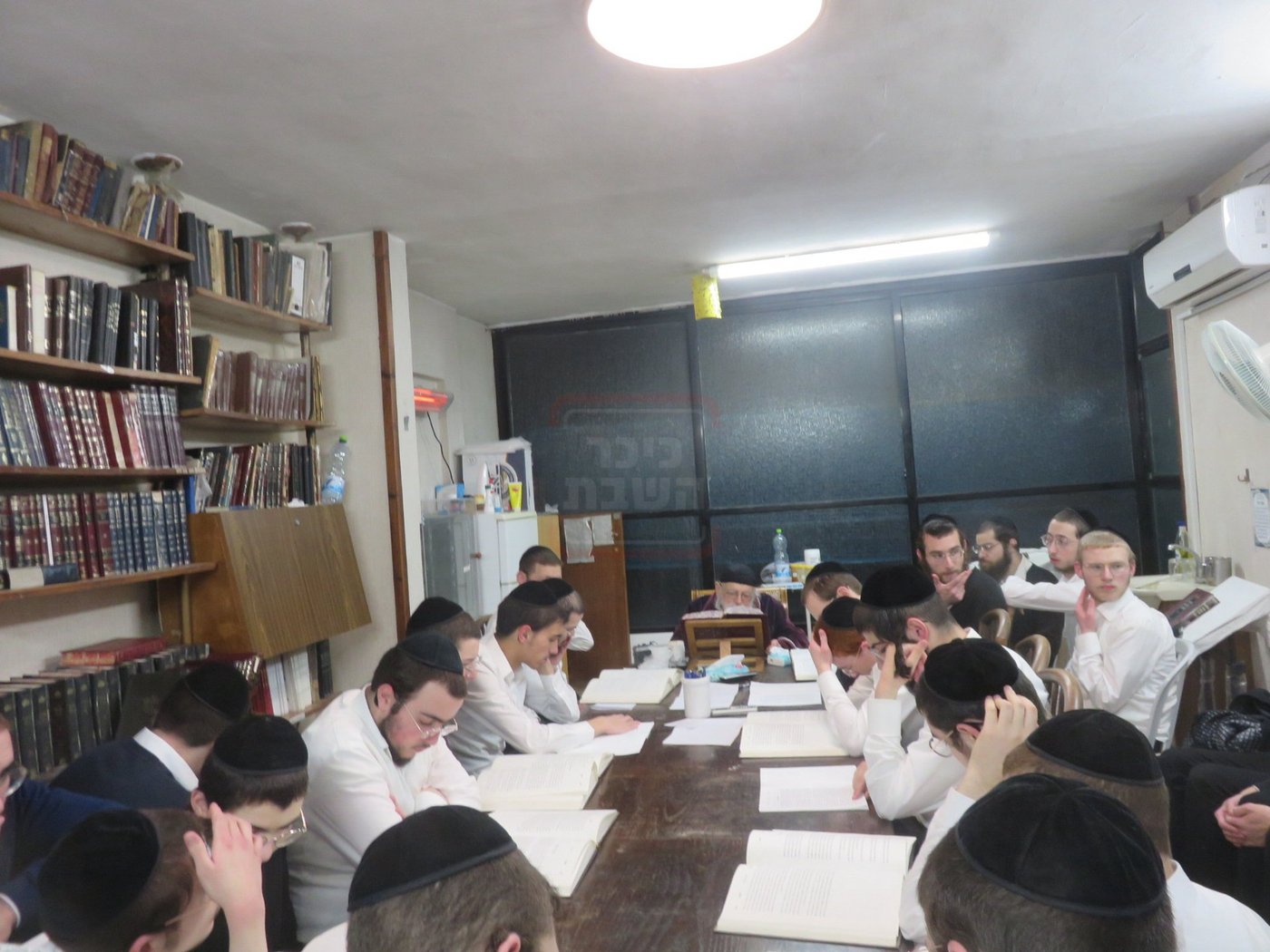 הגר"מ גריינמן במסירת שיעור אחר השחרור