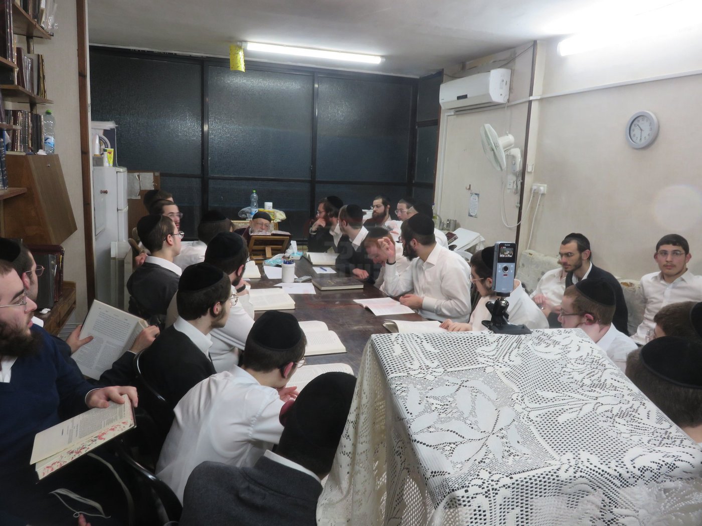 הגר"מ גריינמן במסירת שיעור אחר השחרור