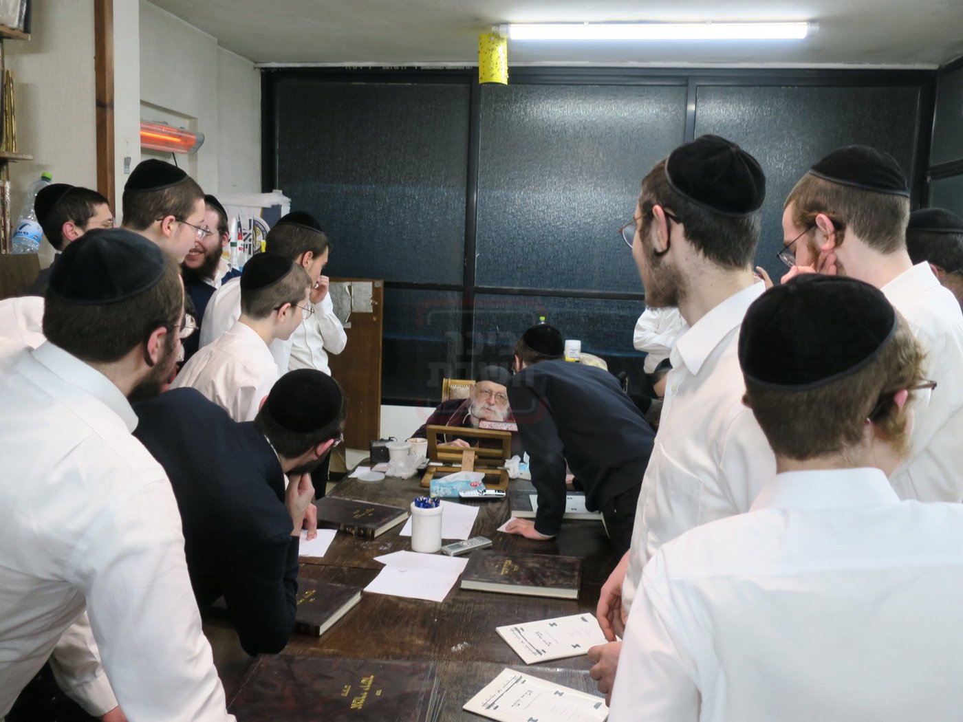 הגר"מ גריינמן במסירת שיעור אחר השחרור