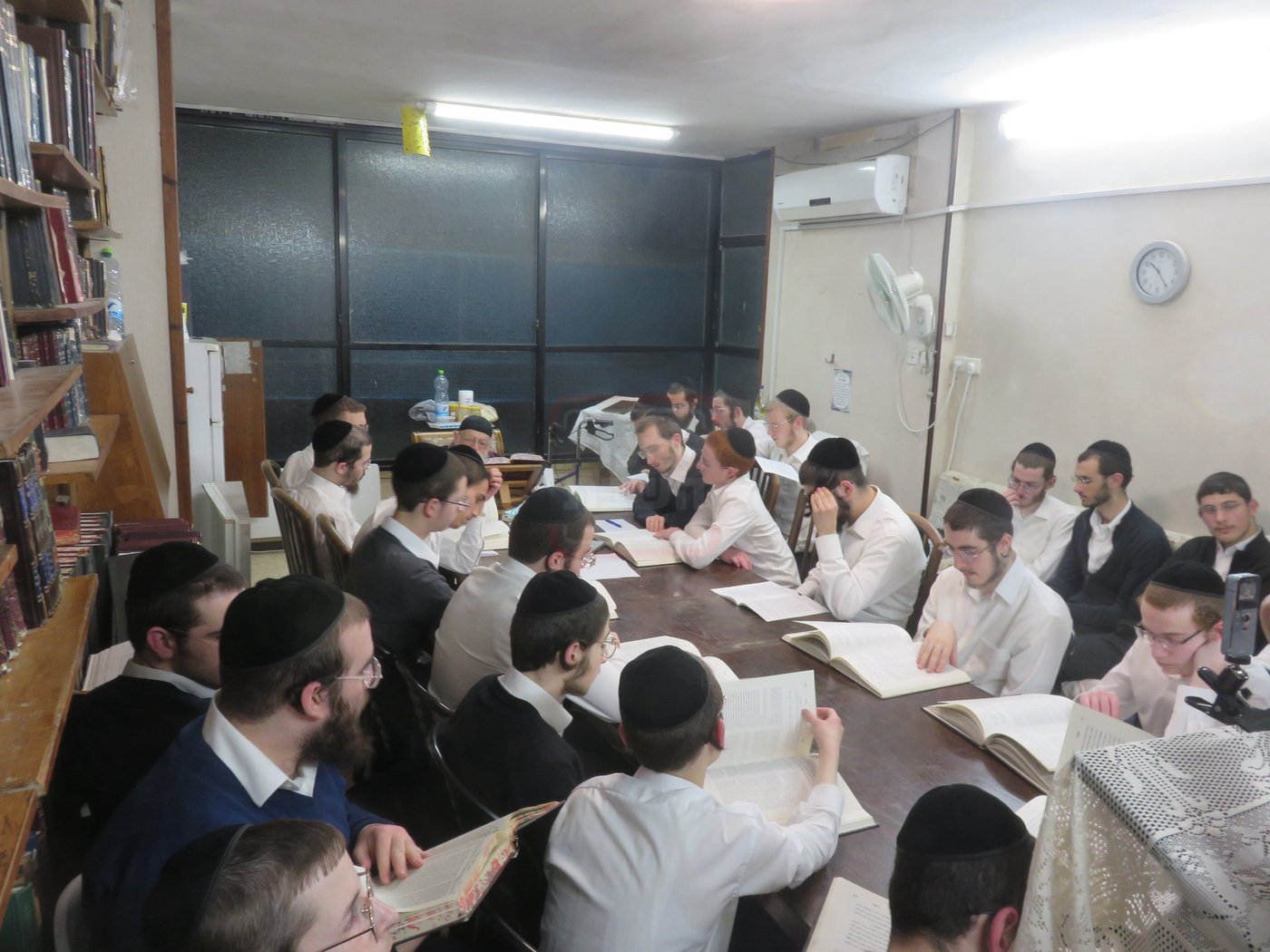 הגר"מ גריינמן במסירת שיעור אחר השחרור