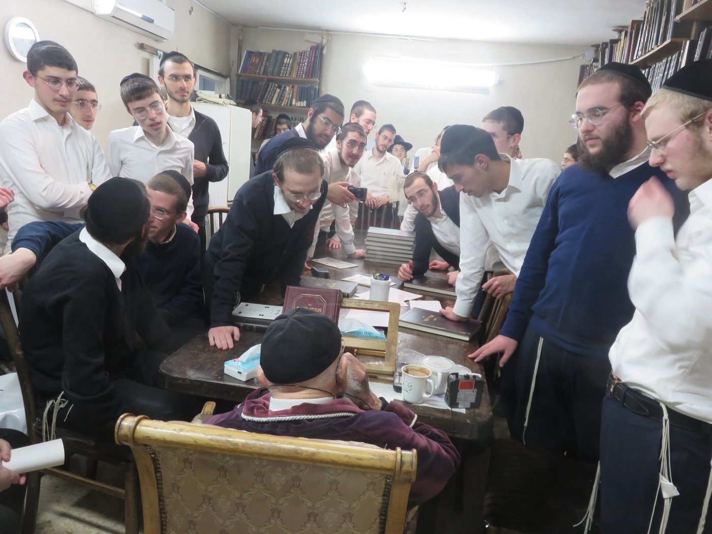 הגר"מ גריינמן במסירת שיעור אחר השחרור