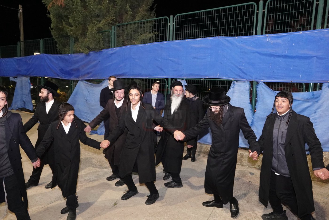 האדמו"ר מישועות יעקב סקולען בהדלקה במירון