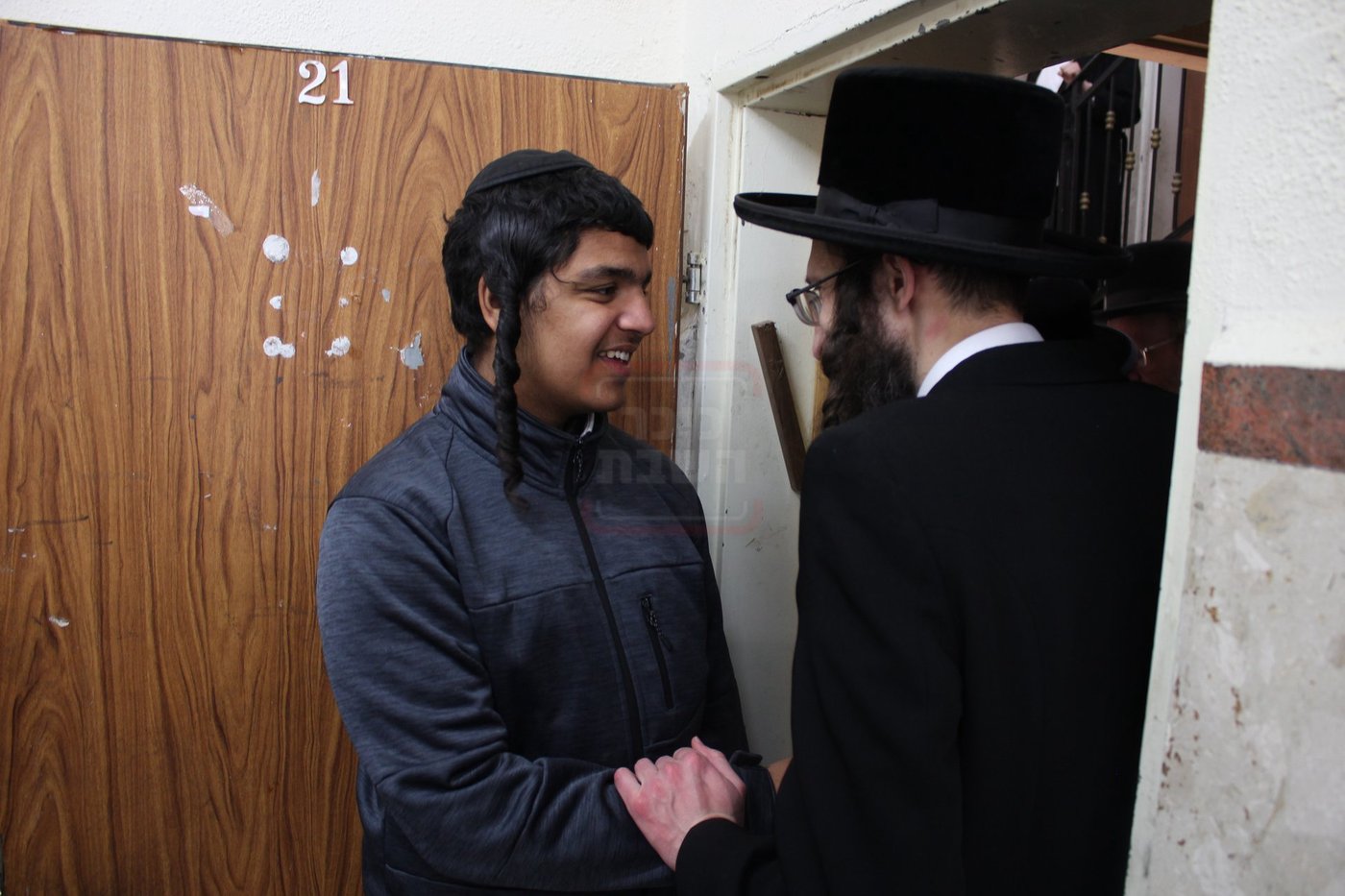 האדמו"ר מישועות יעקב סקולען בשיחה עם תלמידים במירון