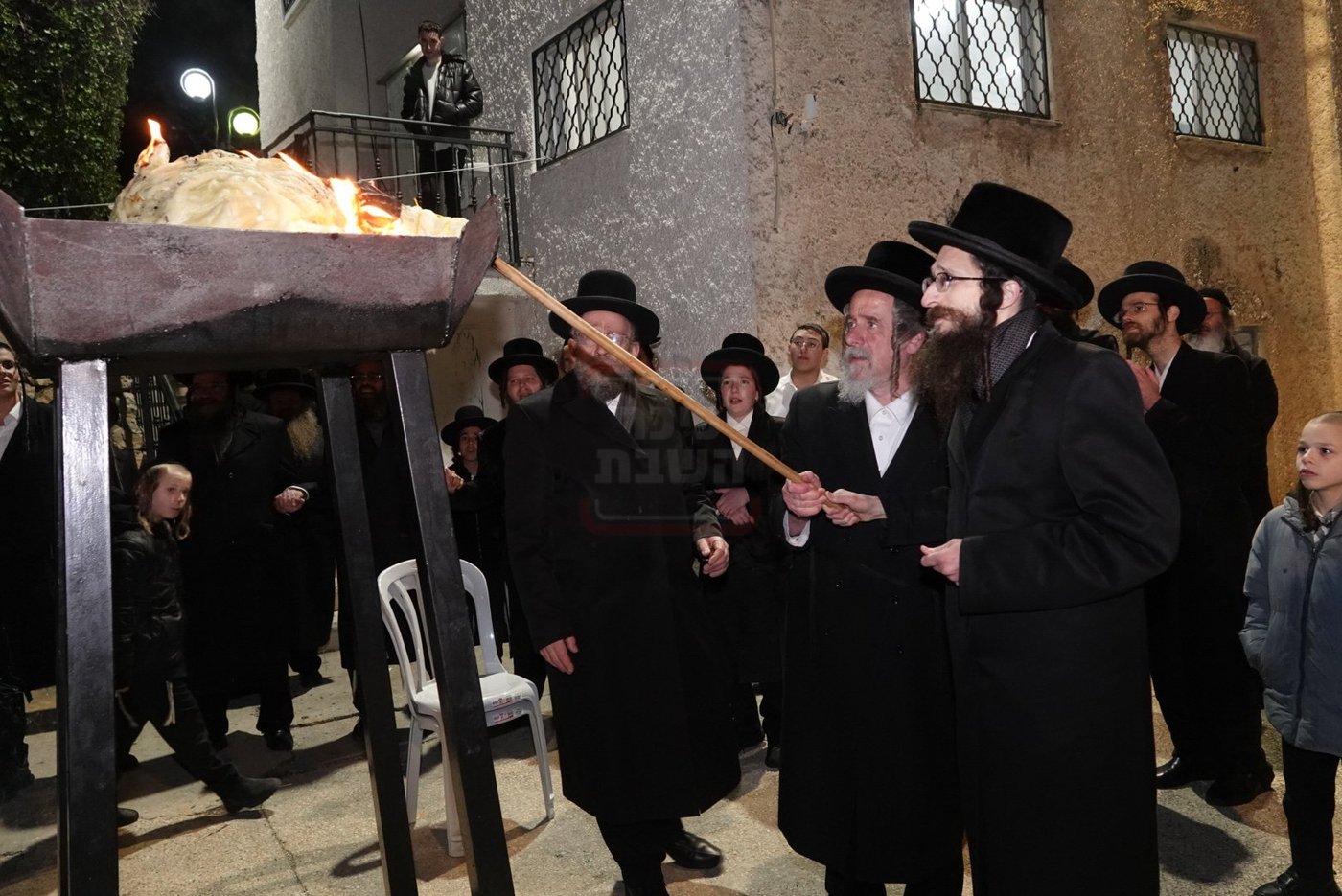 האדמו"ר מישועות יעקב סקולען בהדלקה במירון