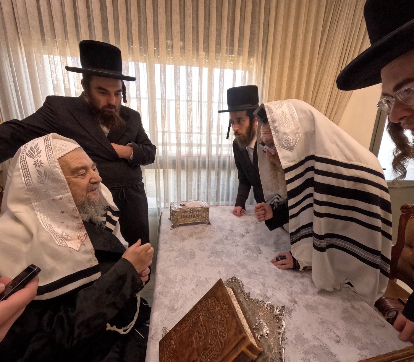 אב"ד אמונת ישראל בביקור אצל הגרי"מ שכטר 