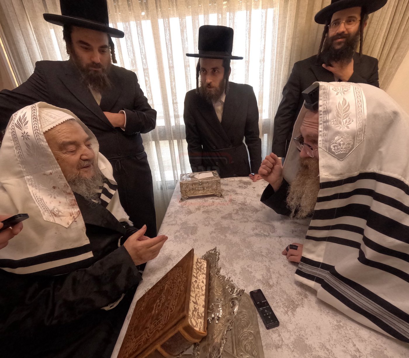 אב"ד אמונת ישראל בביקור אצל הגרי"מ שכטר 