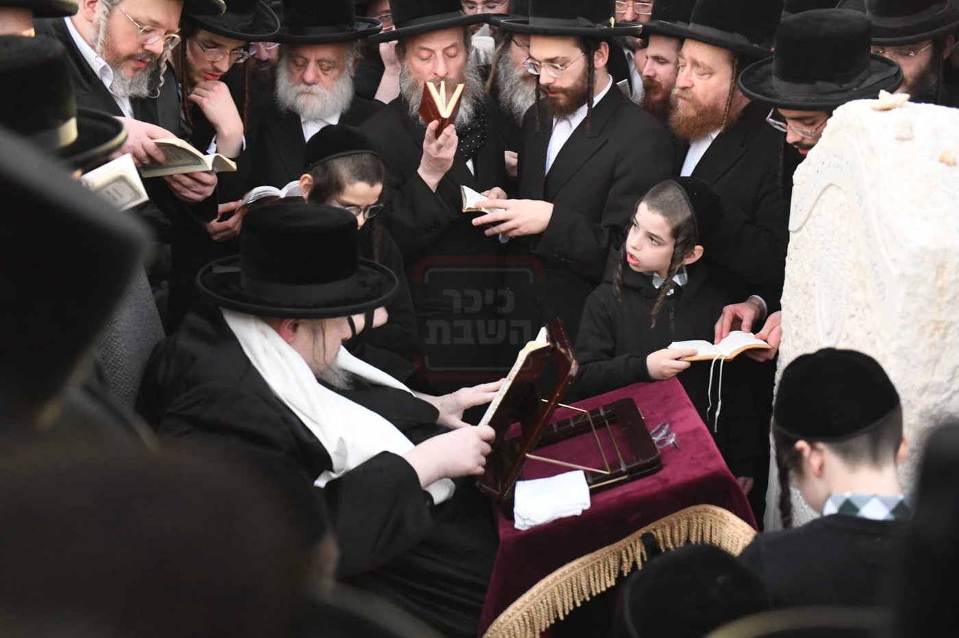 האדמו"ר מבעלזא בתפילה על קבר אמו הרבנית ע"ה