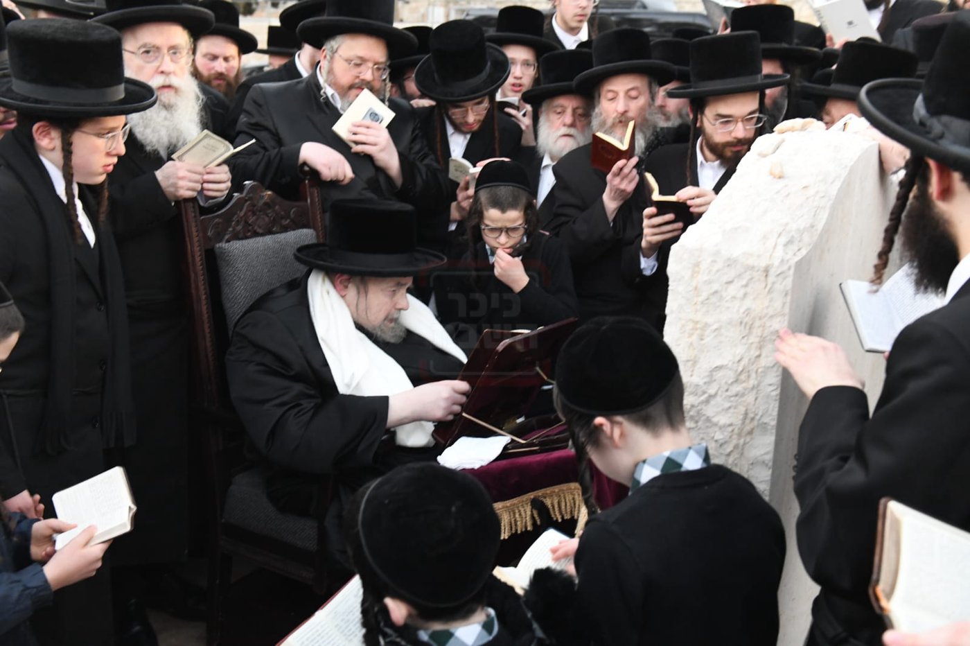 האדמו"ר מבעלזא בתפילה על קבר אמו הרבנית ע"ה