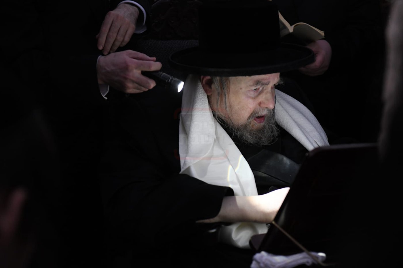 האדמו"ר מבעלזא בתפילה על קבר אמו הרבנית ע"ה