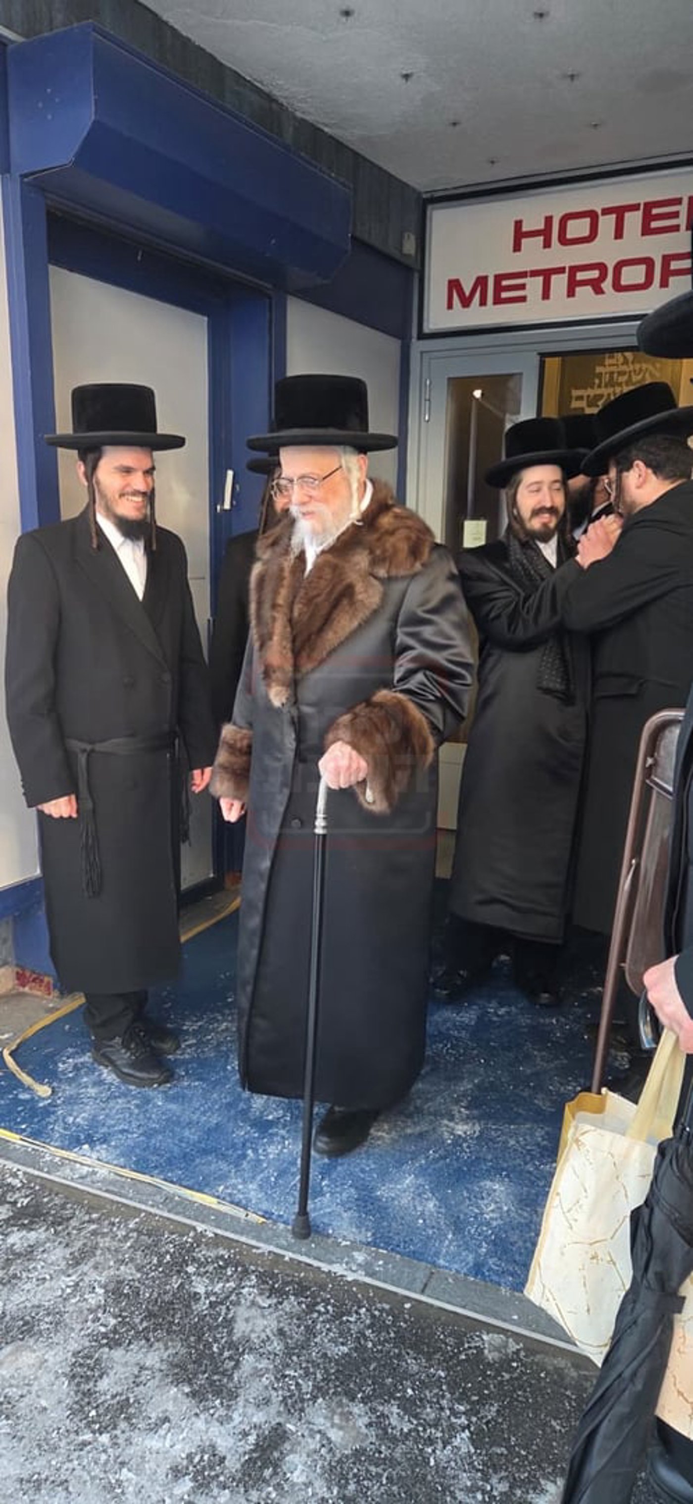 האדמו"ר מסערט ויז'ניץ בנאות דשא בשווייץ