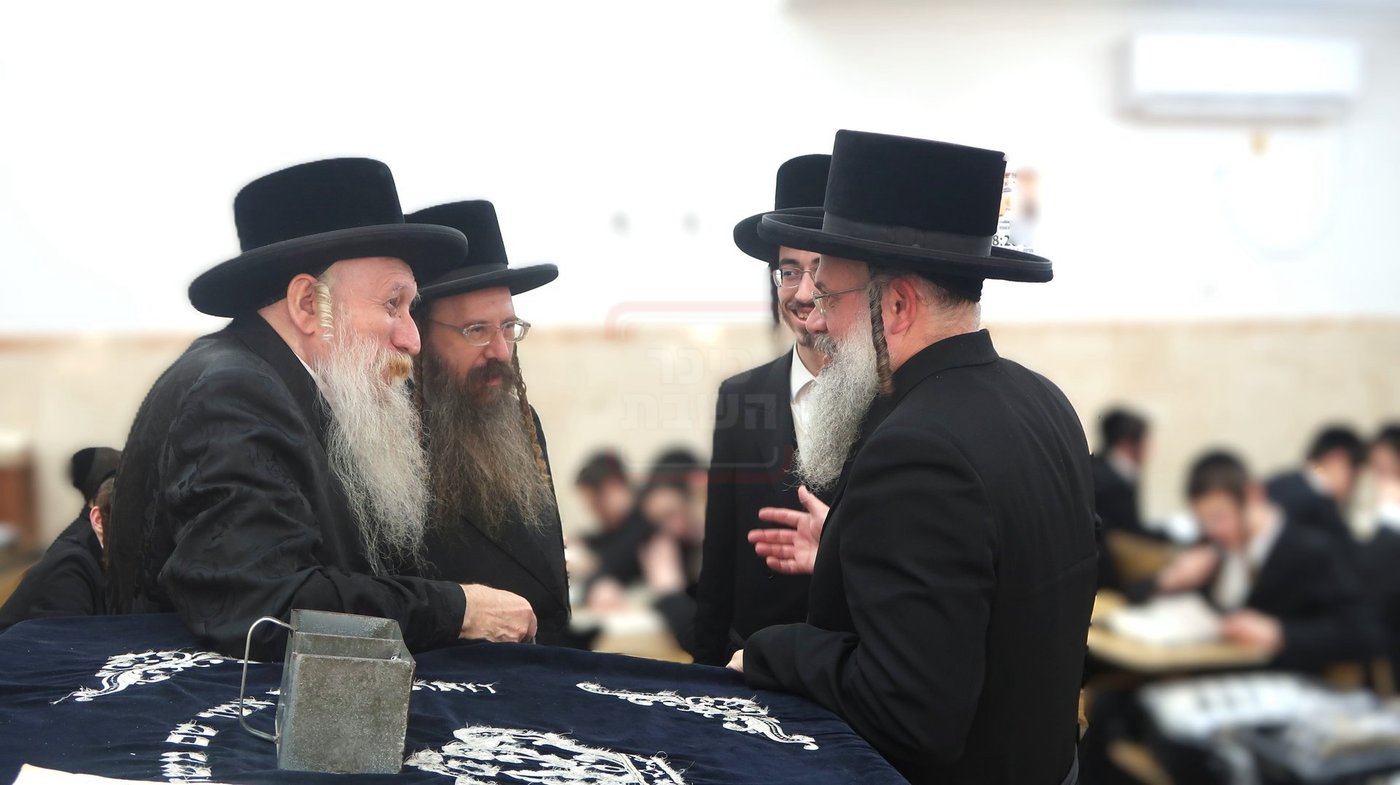 האדמו"ר מטשארנוביל בסיור בהיכל ישיבתו