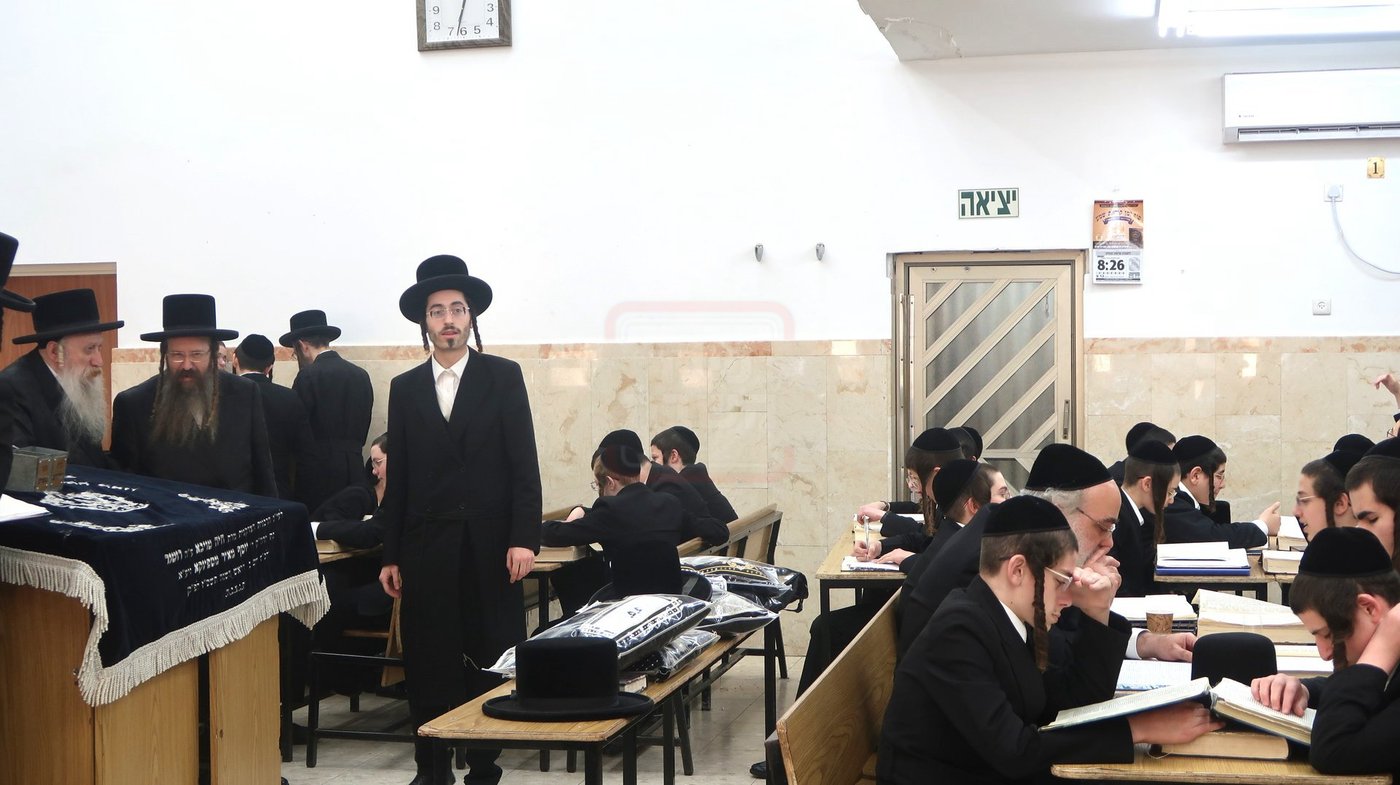 האדמו"ר מטשארנוביל בסיור בהיכל ישיבתו