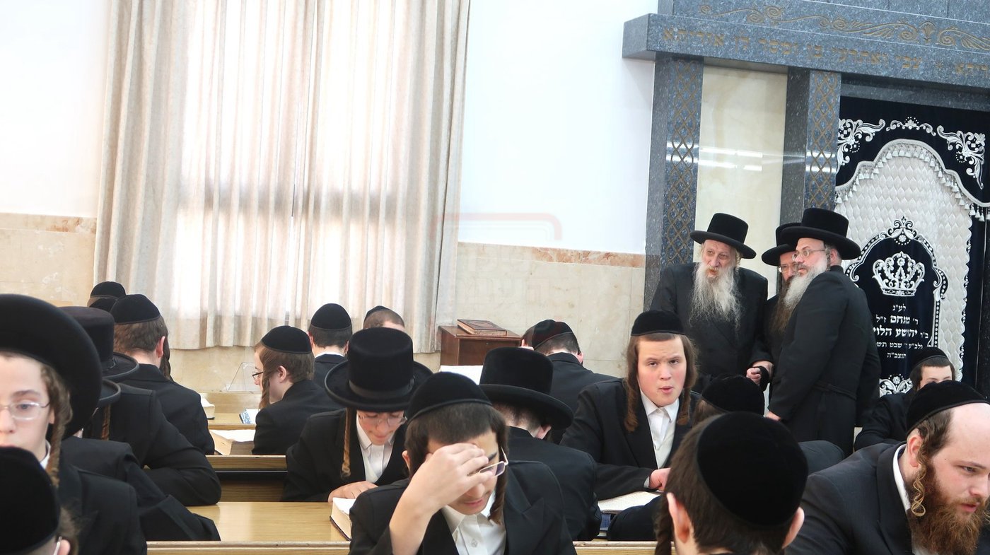 האדמו"ר מטשארנוביל בסיור בהיכל ישיבתו