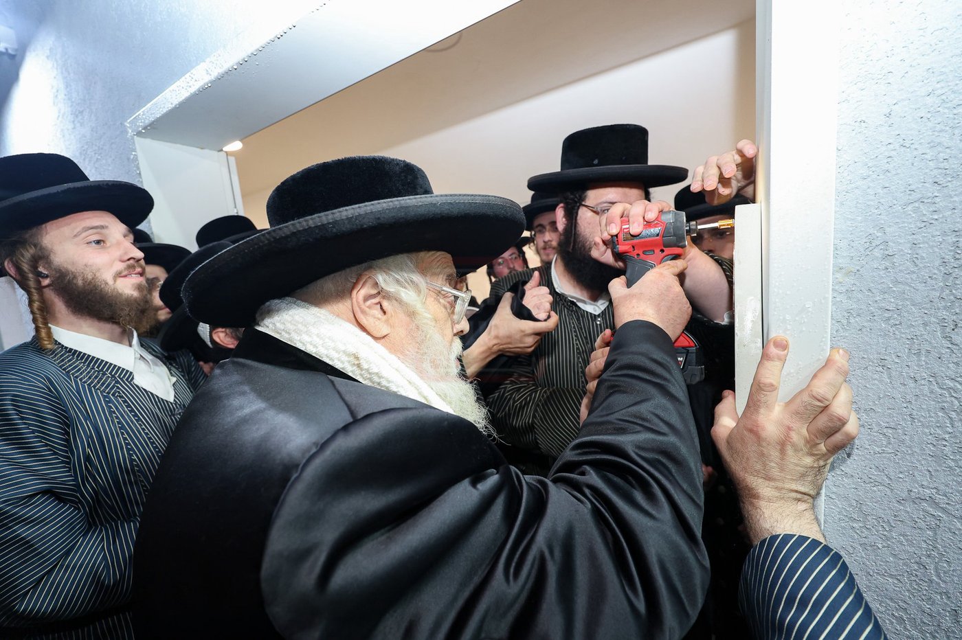 קביעת מזוזות לתלמוד תורה תולדות אהרן בטבריה