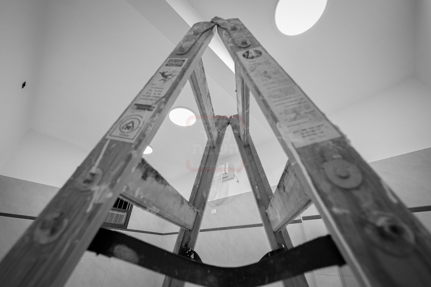 קביעת מזוזות לתלמוד תורה תולדות אהרן בטבריה