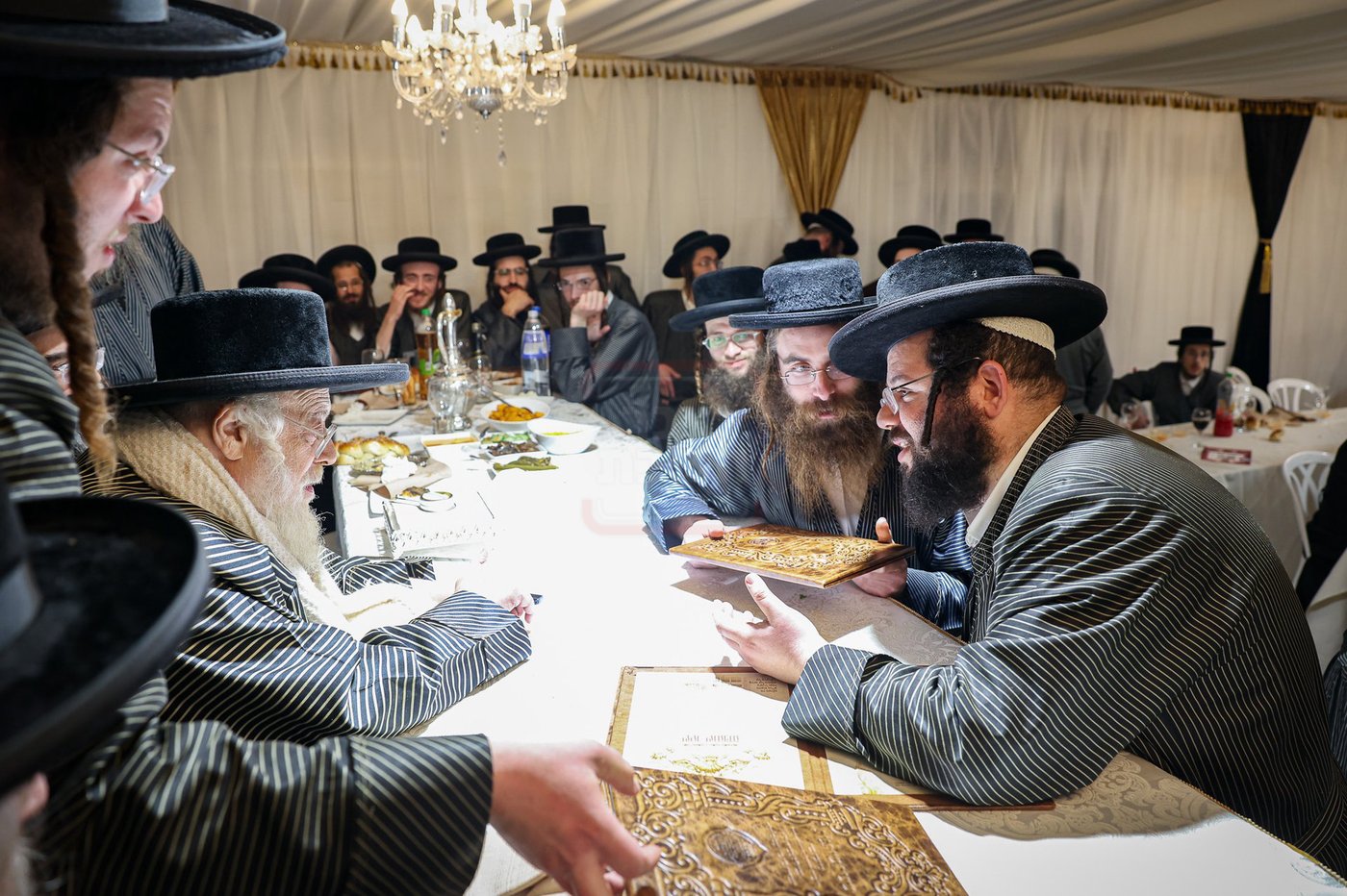 קביעת מזוזות לתלמוד תורה תולדות אהרן בטבריה