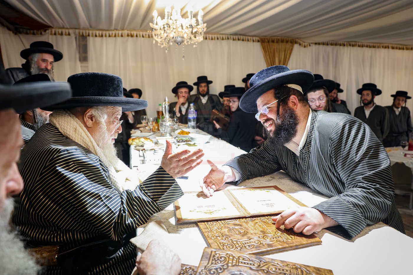 קביעת מזוזות לתלמוד תורה תולדות אהרן בטבריה