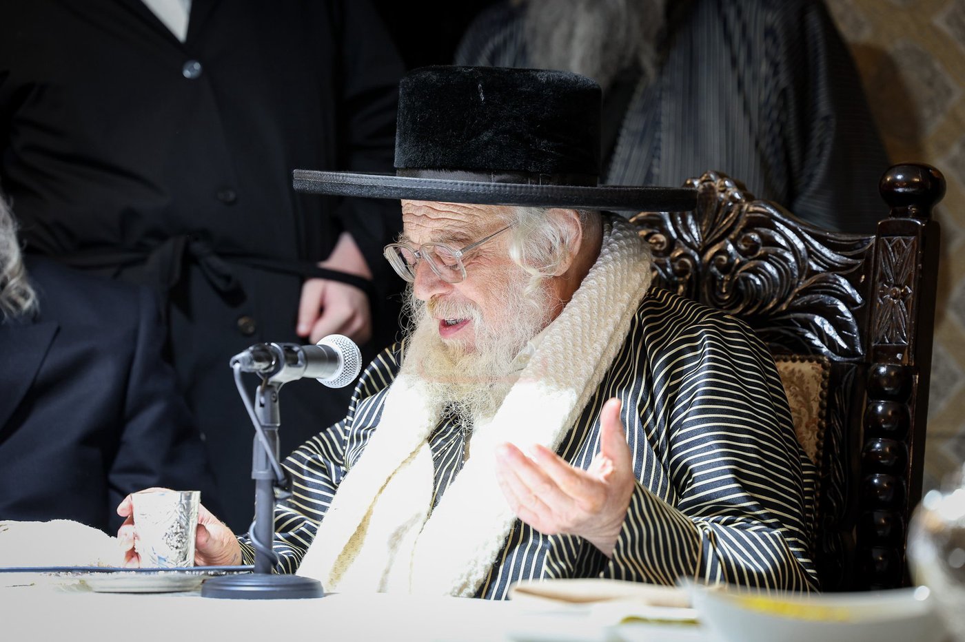 קביעת מזוזות לתלמוד תורה תולדות אהרן בטבריה