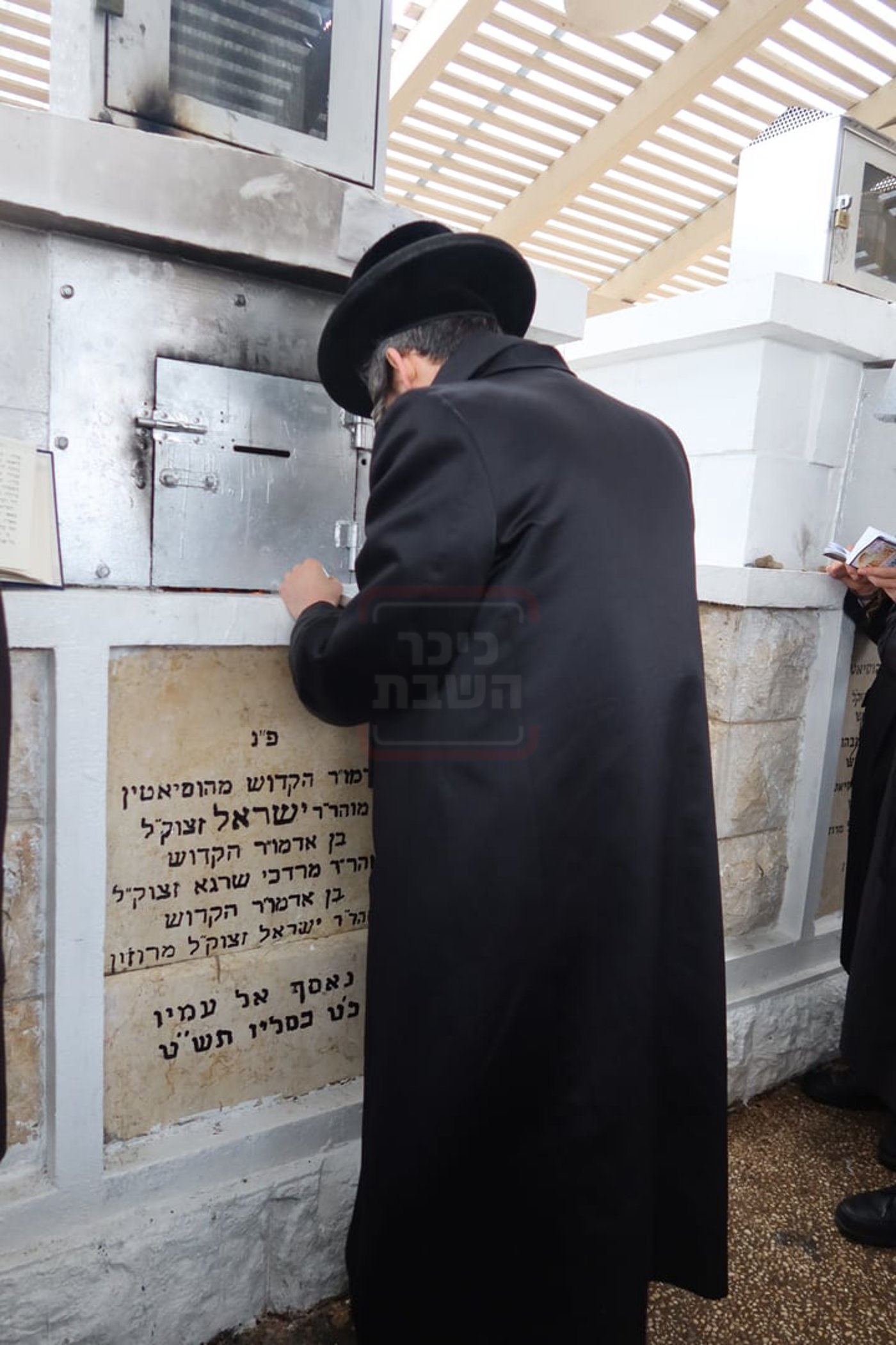 האדמו"ר מזוועהיל בתפילה במקומות הקדושים