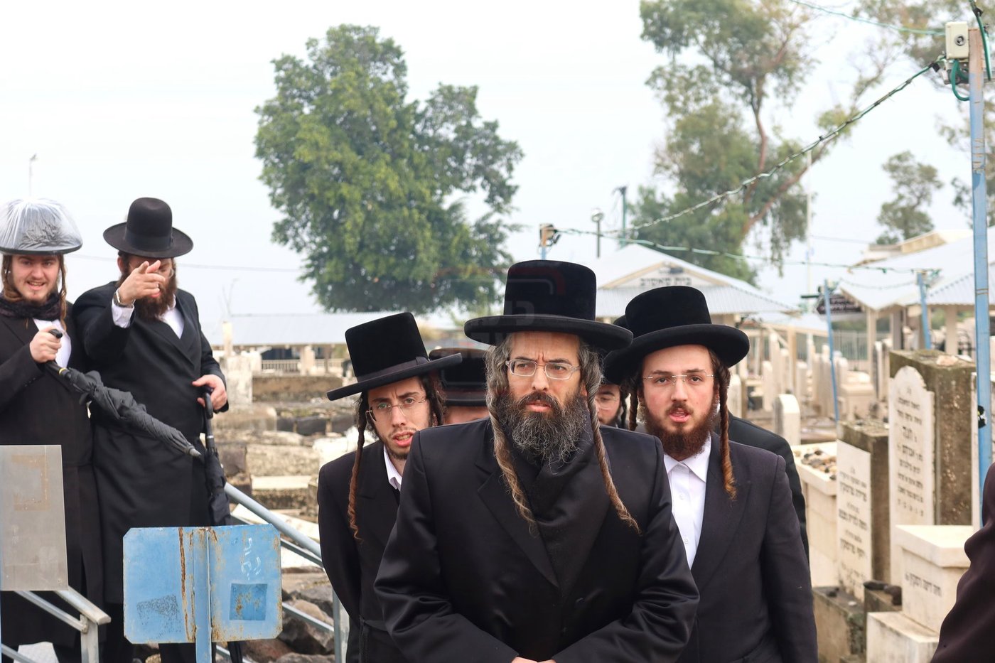 האדמו"ר מזוועהיל בתפילה במקומות הקדושים