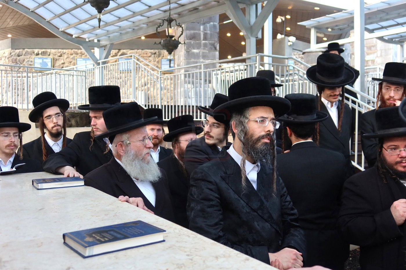 האדמו"ר מזוועהיל בתפילה במקומות הקדושים