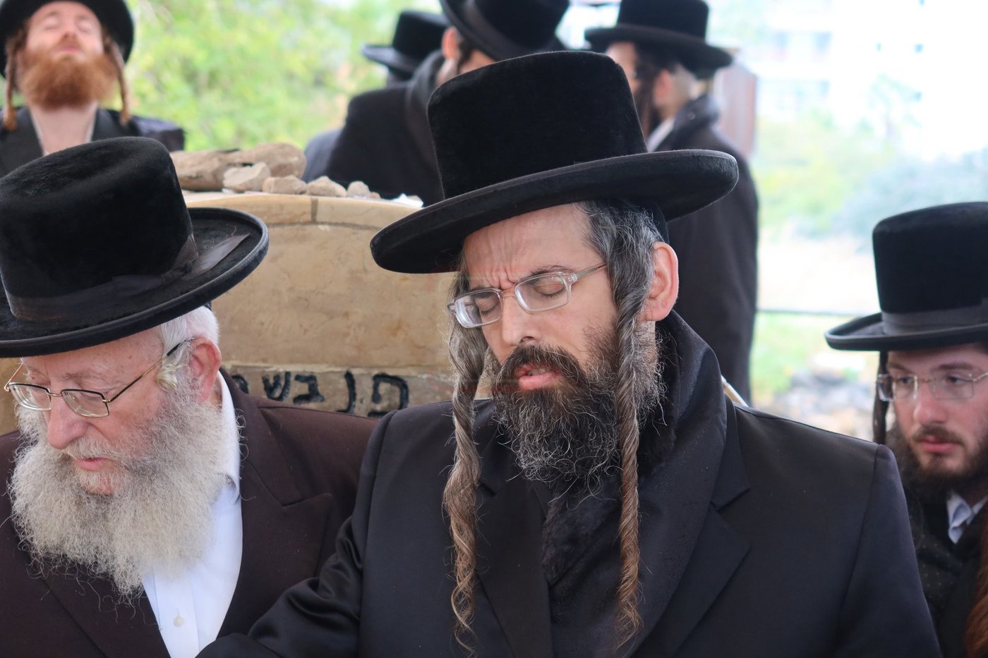 האדמו"ר מזוועהיל בתפילה במקומות הקדושים