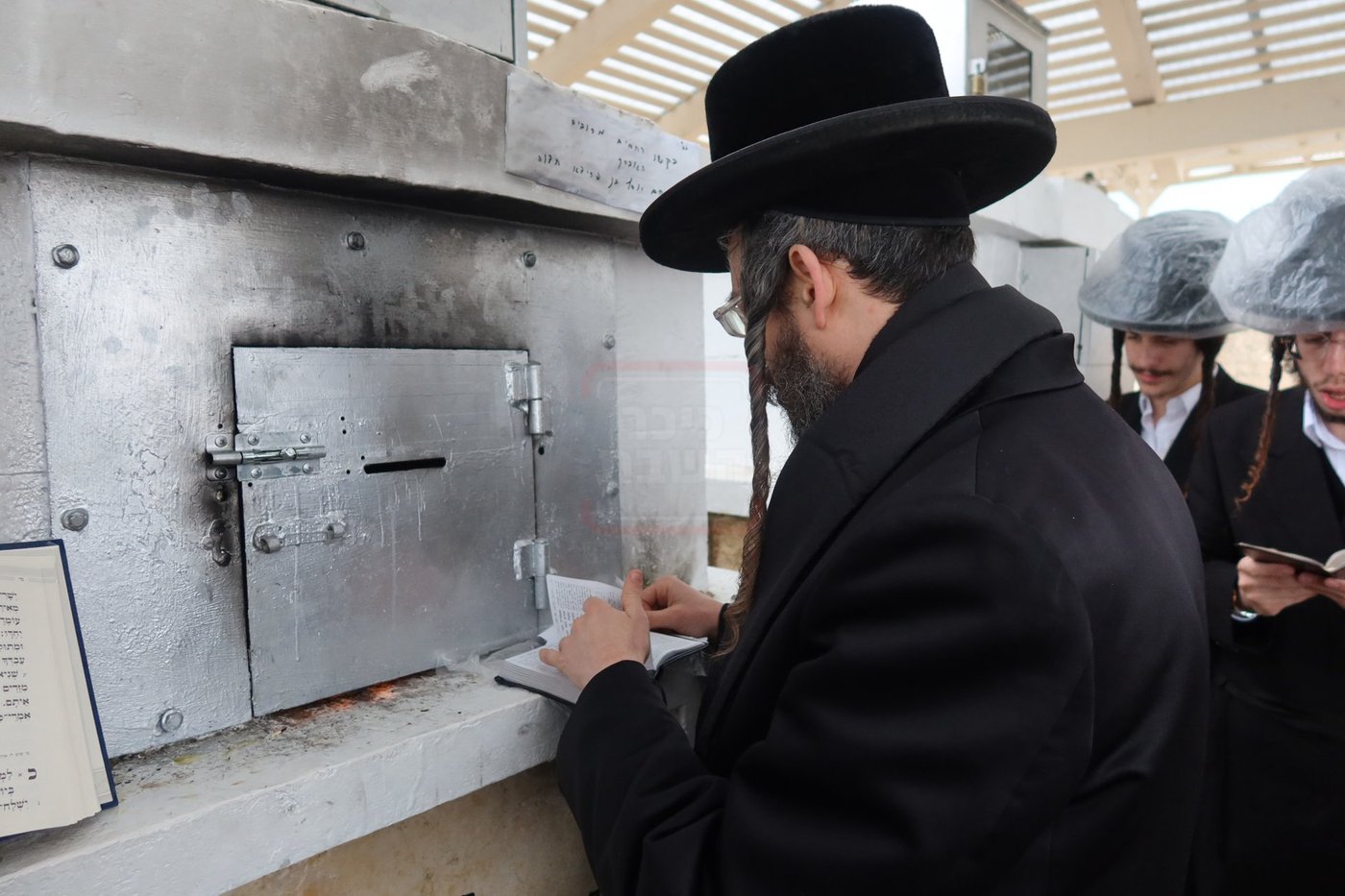 האדמו"ר מזוועהיל בתפילה במקומות הקדושים