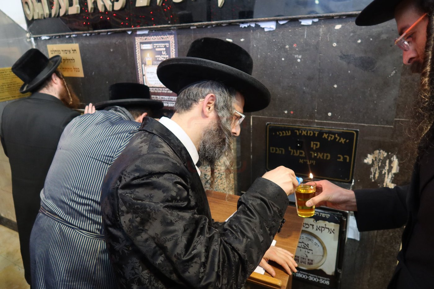 האדמו"ר מזוועהיל בתפילה במקומות הקדושים