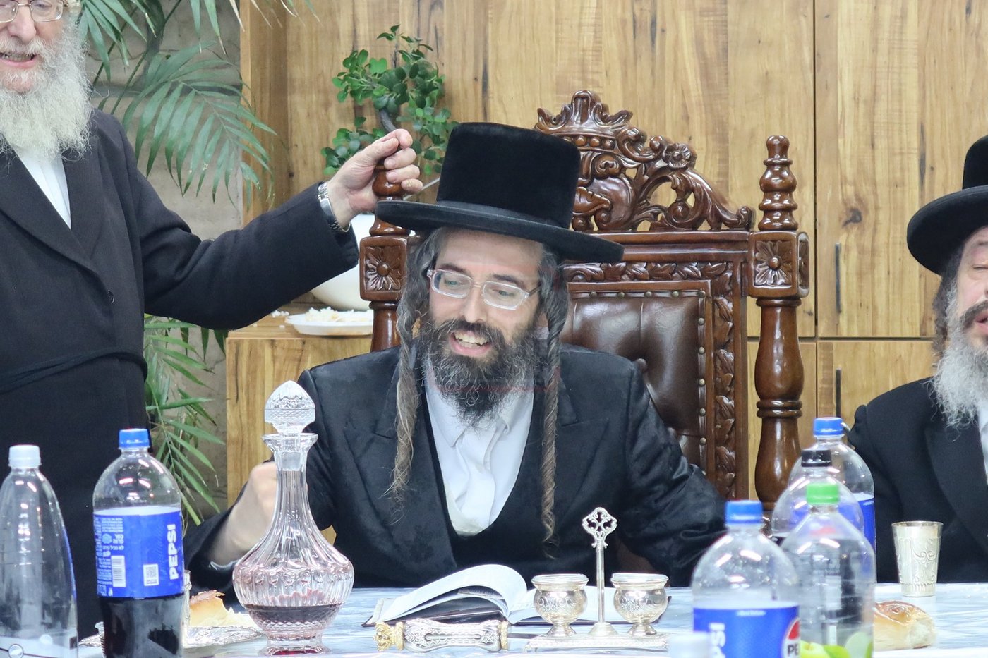 האדמו"ר מזוועהיל בתפילה במקומות הקדושים