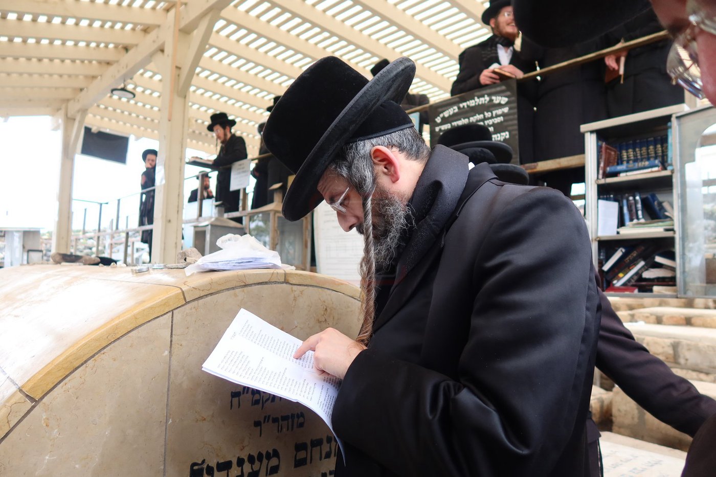 האדמו"ר מזוועהיל בתפילה במקומות הקדושים