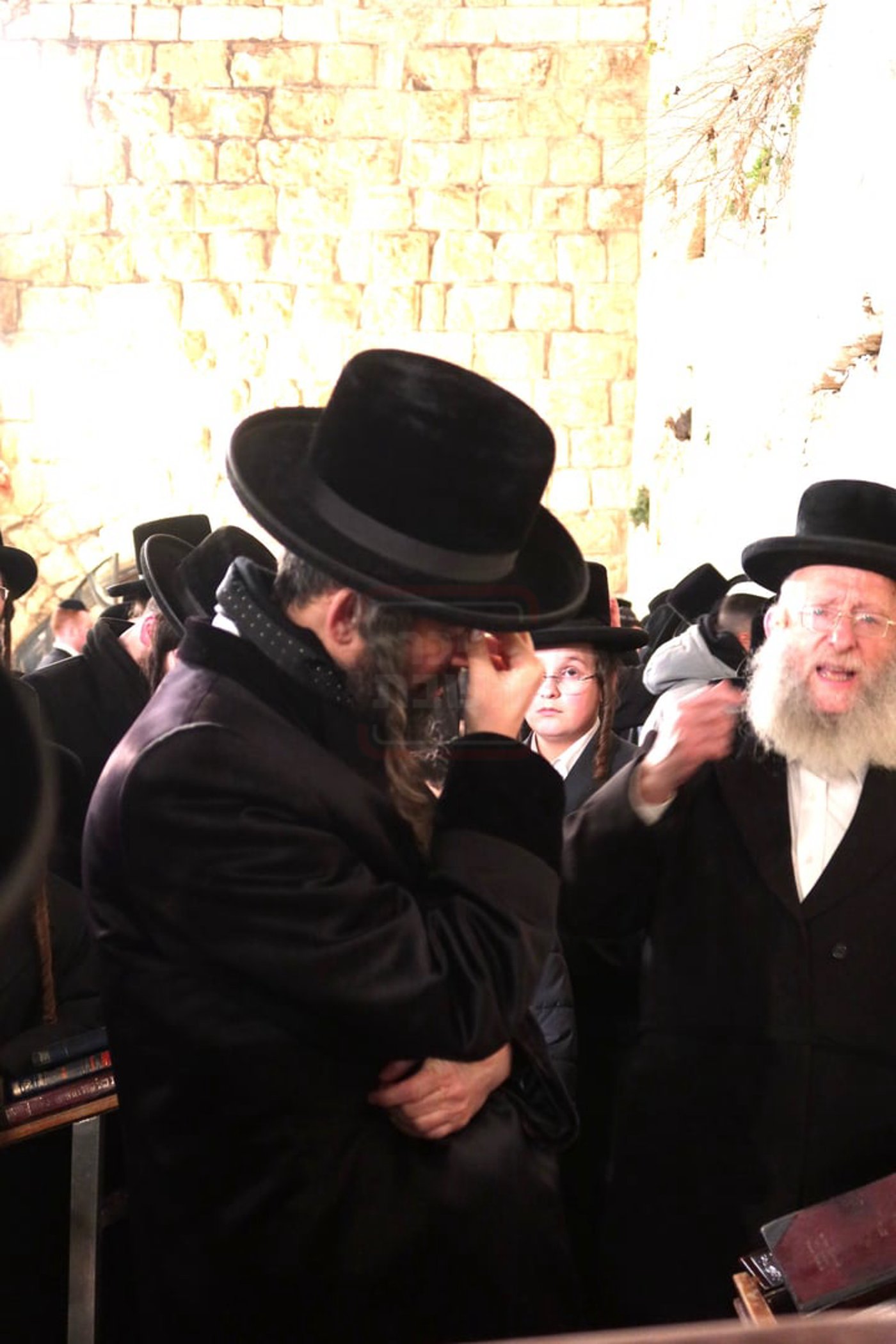 האדמו"ר מזוועהיל בתפילה במקומות הקדושים