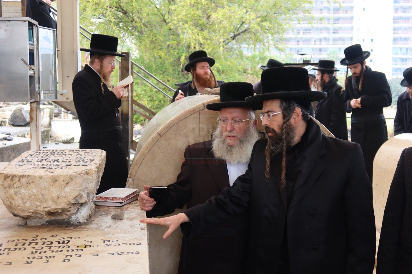 האדמו"ר מזוועהיל בתפילה במקומות הקדושים