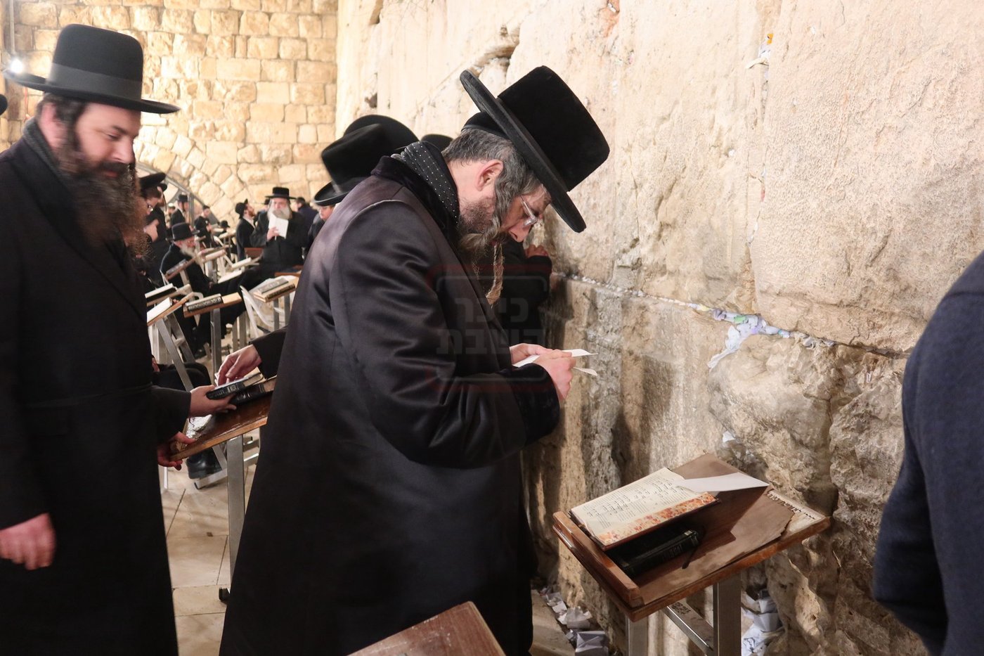 האדמו"ר מזוועהיל בתפילה במקומות הקדושים