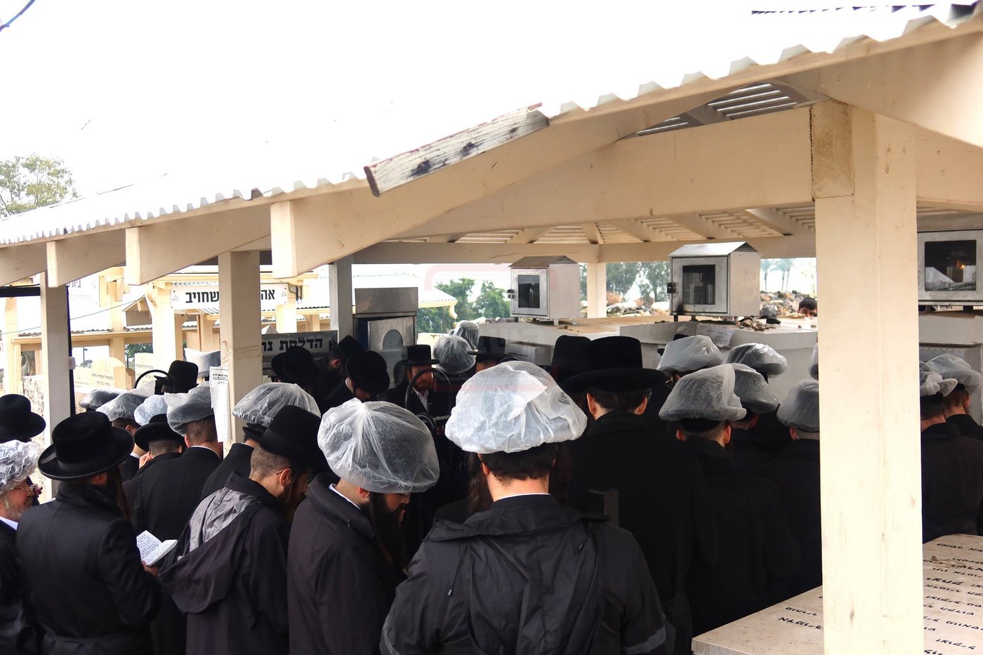 האדמו"ר מזוועהיל בתפילה במקומות הקדושים