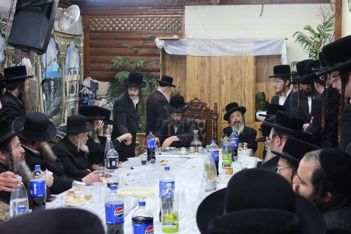 האדמו"ר מזוועהיל בתפילה במקומות הקדושים