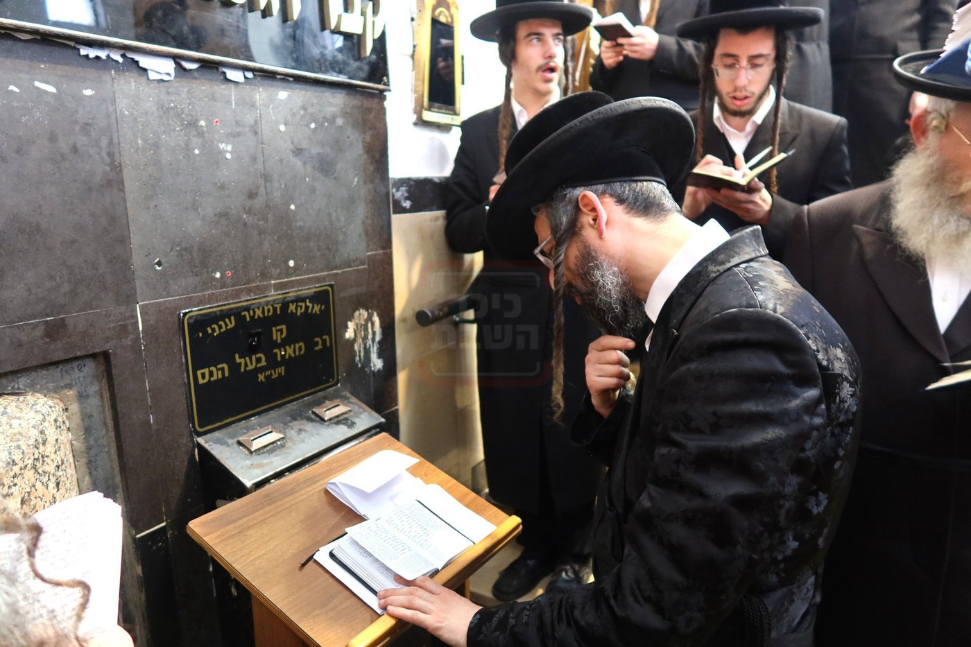 האדמו"ר מזוועהיל בתפילה במקומות הקדושים
