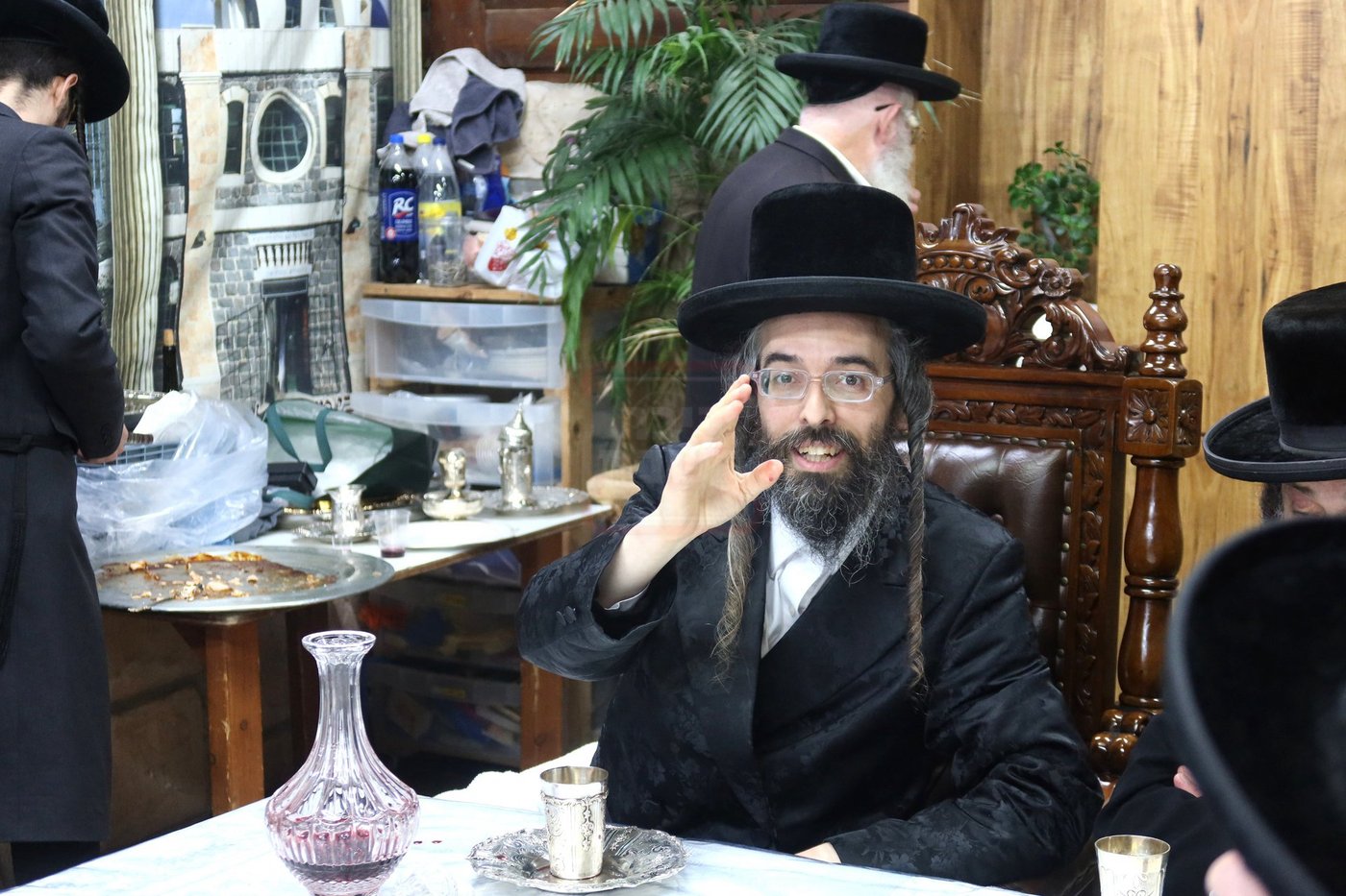 האדמו"ר מזוועהיל בתפילה במקומות הקדושים