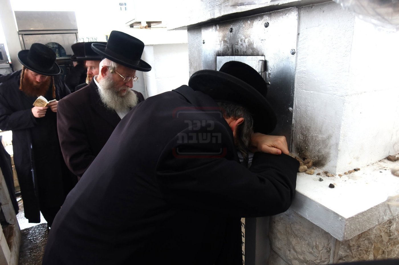 האדמו"ר מזוועהיל בתפילה במקומות הקדושים