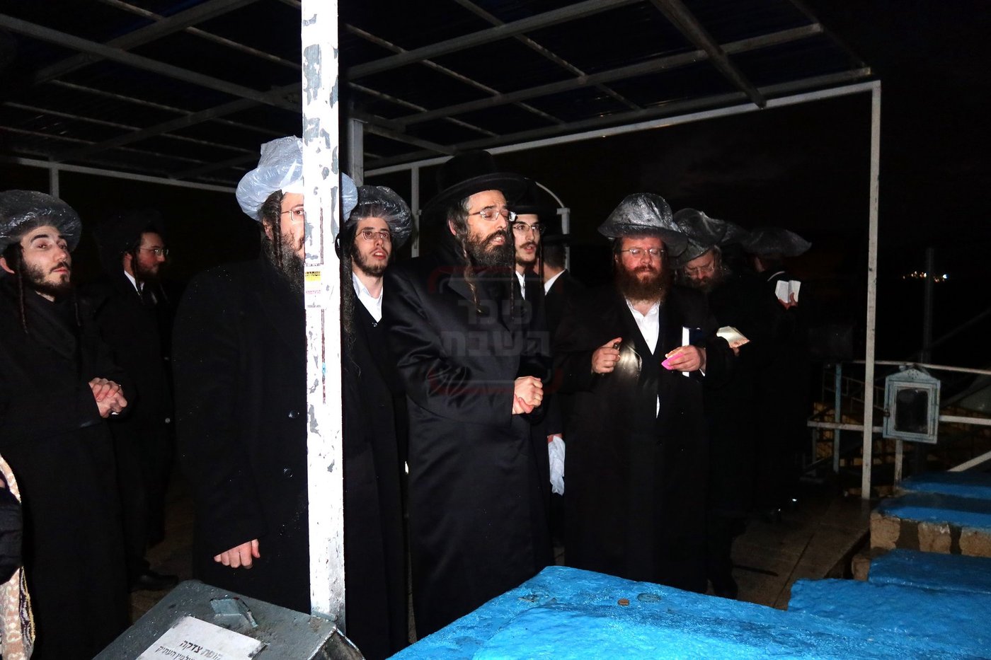 האדמו"ר מזוועהיל בתפילה במקומות הקדושים