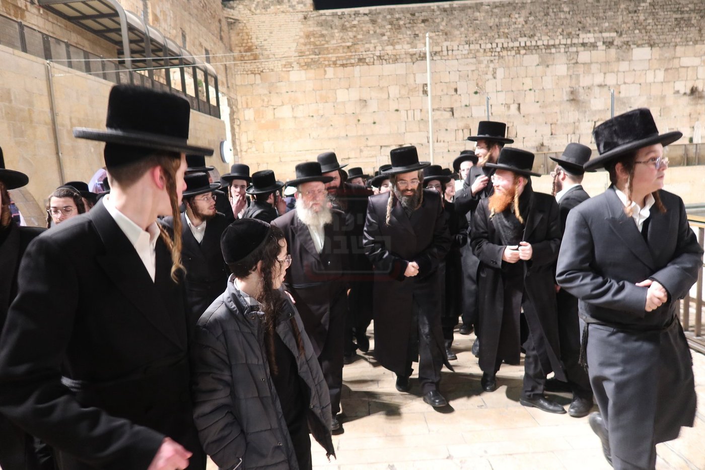 האדמו"ר מזוועהיל בתפילה במקומות הקדושים