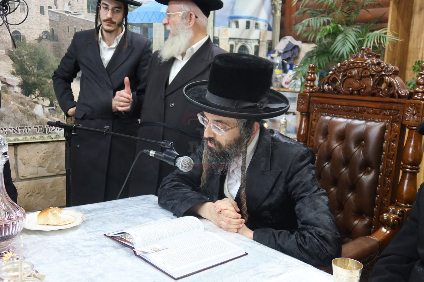 האדמו"ר מזוועהיל בתפילה במקומות הקדושים