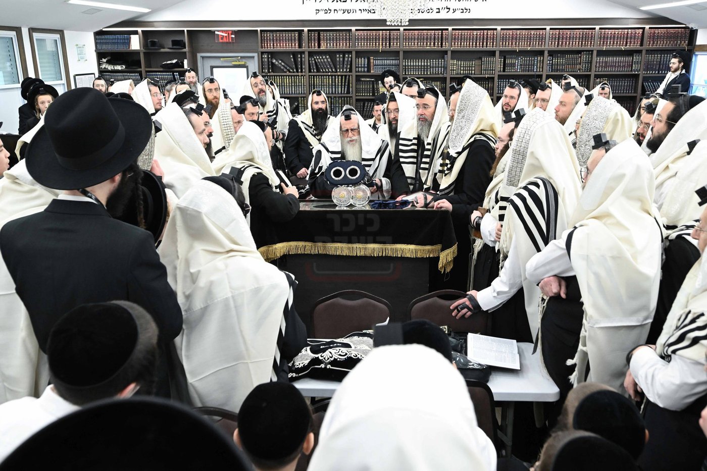 האדמו"ר מצאנז בתפילת שחרית בלייקווד