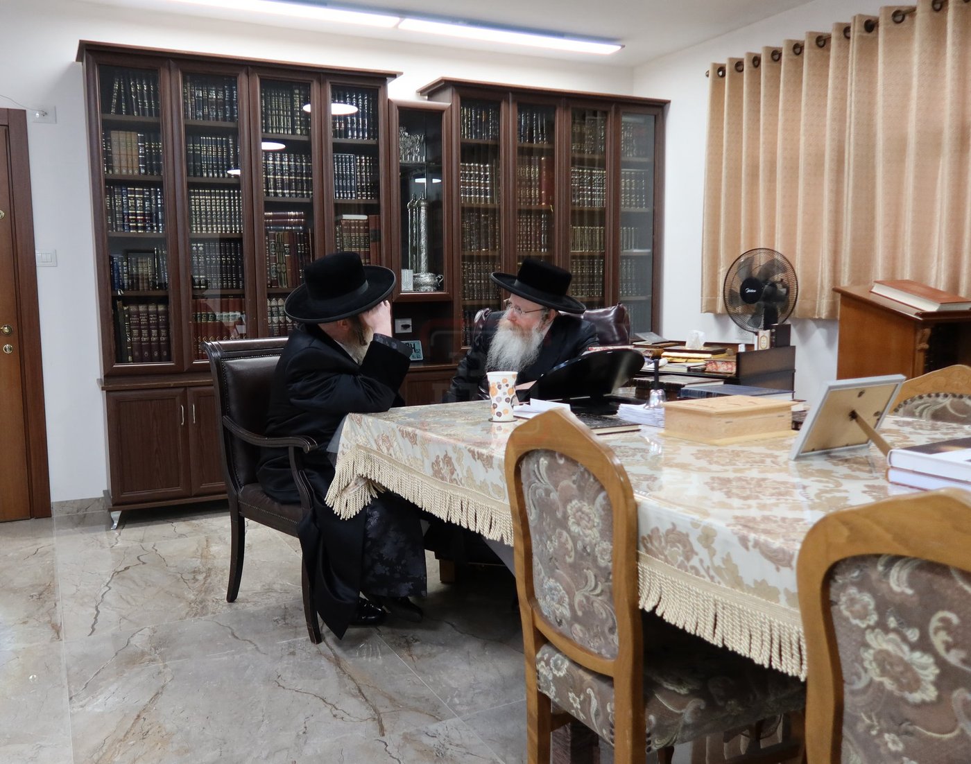 האדמו"ר מטערבישאן אצל אחיו האדמו"ר מקרעטשניף ק"ג