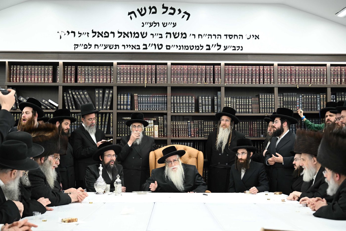 האדמו"ר מצאנז בתפילת שחרית בלייקווד