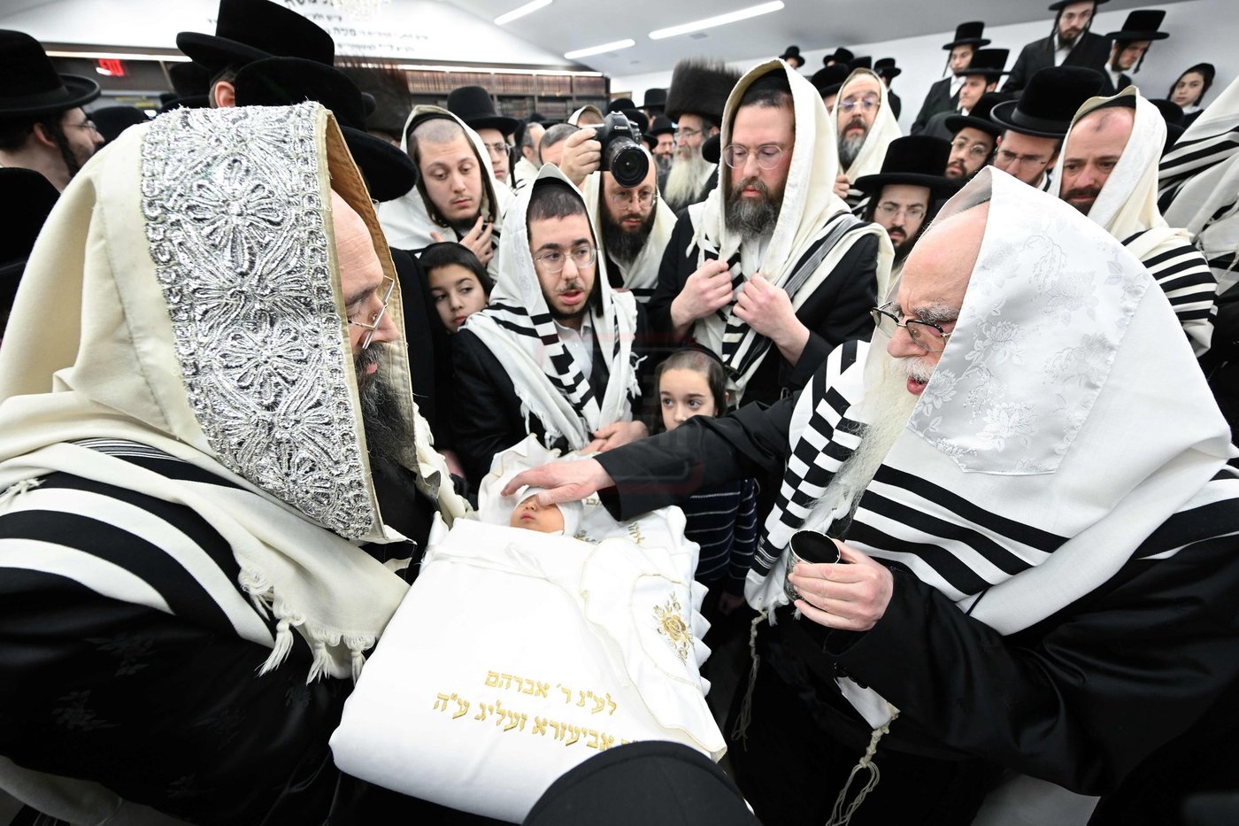 האדמו"ר מצאנז בתפילת שחרית בלייקווד