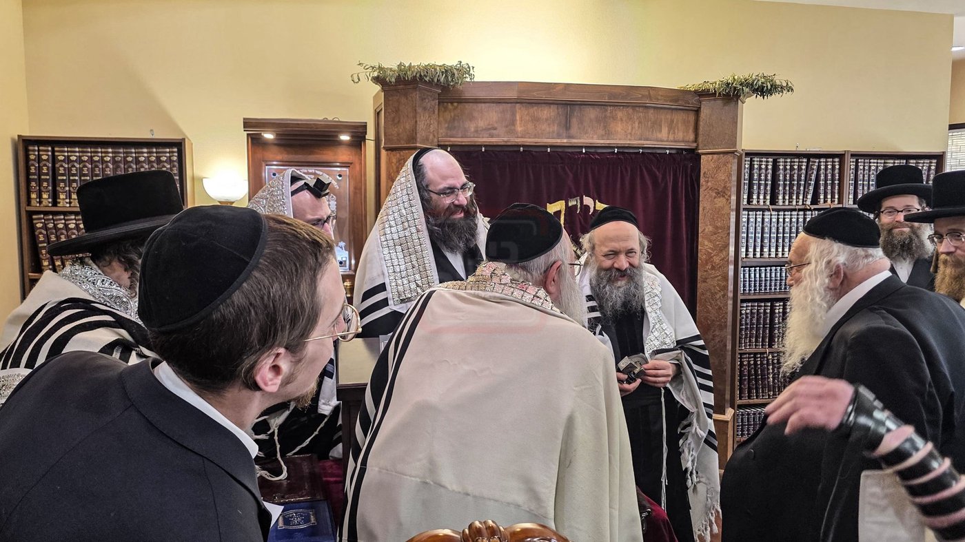 האדמו"ר מבאבוב 45 במנוחה בעיר סקוטסדייל שבאריזונה 